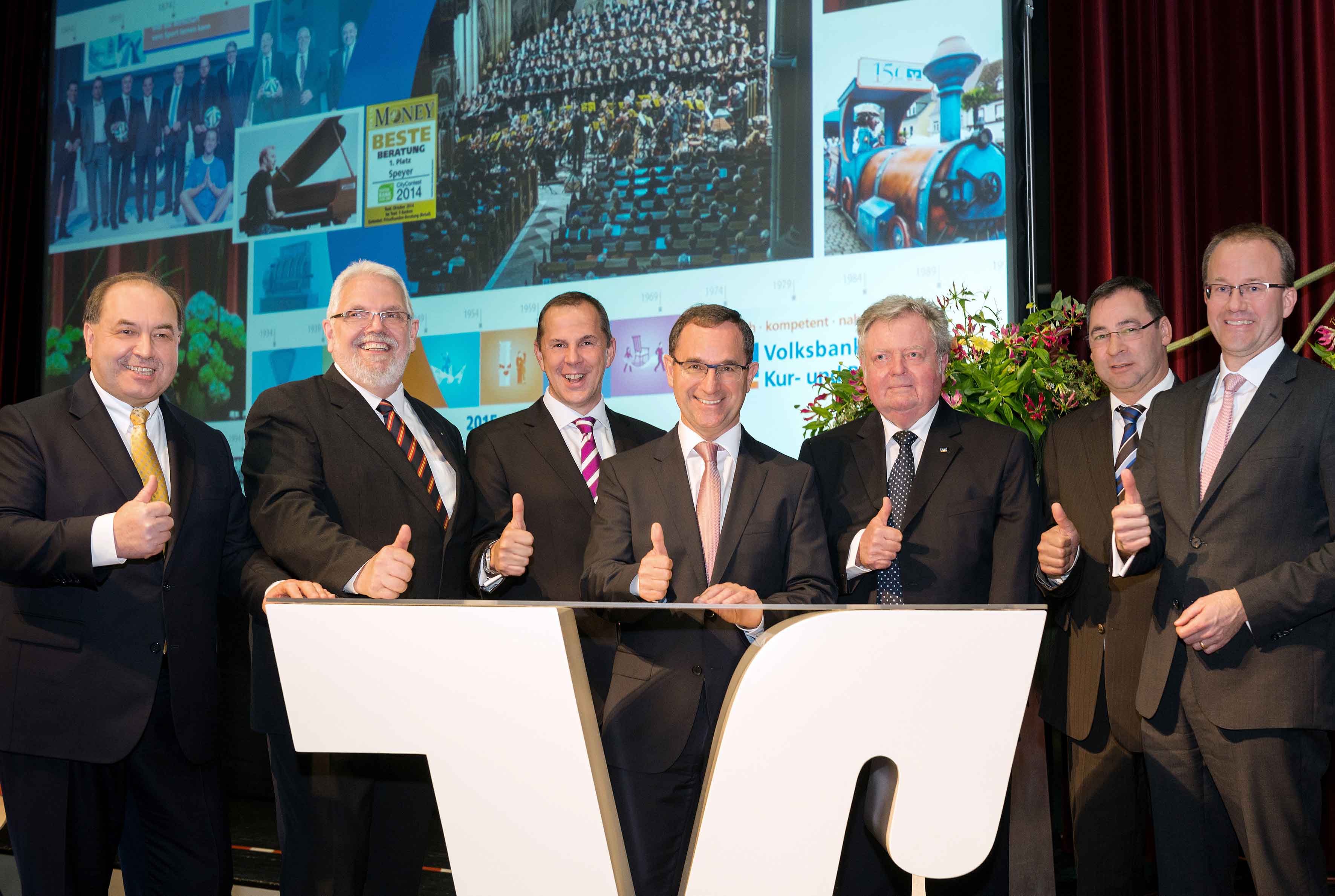 Pressefoto Vorstand und Aufsichtsrat bei der Vertreterversammlung der Volksbank Kur- und Rheinpfalz